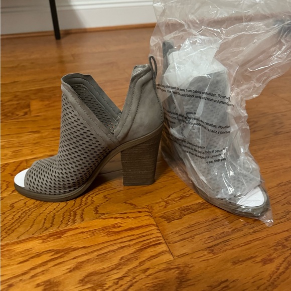 Vince Camuto bootie - Picture 2 of 3